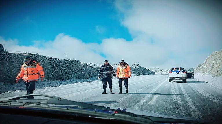 Por el hielo, la ruta se mantenía cortada desde el viernes a la mañana. Foto: Policía de Córdoba.
