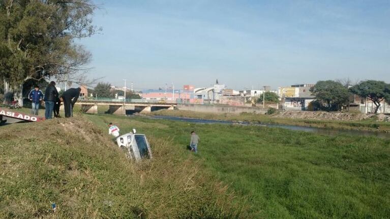 Por evitar un robo, cayeron al Río Suquía