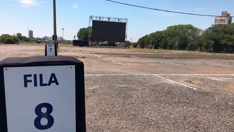 Por filas y con estacionamientos numerados, inaugura el autocine en Córdoba Capital. / Foto: Andy Ferreyra El Doce