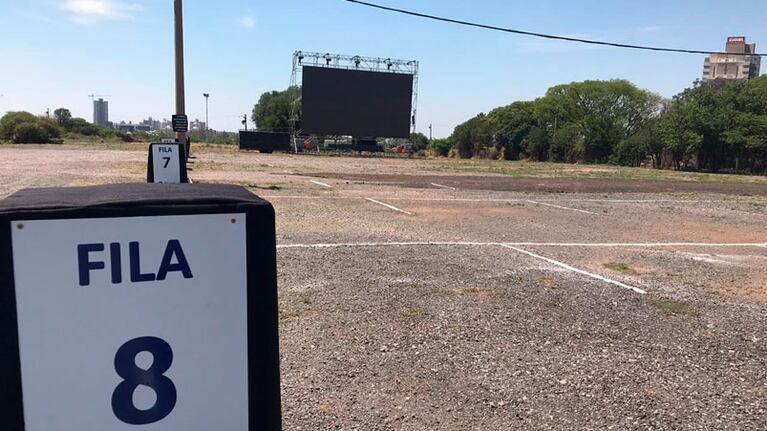 Por filas y con estacionamientos numerados, inaugura el autocine en Córdoba Capital. / Foto: Andy Ferreyra El Doce