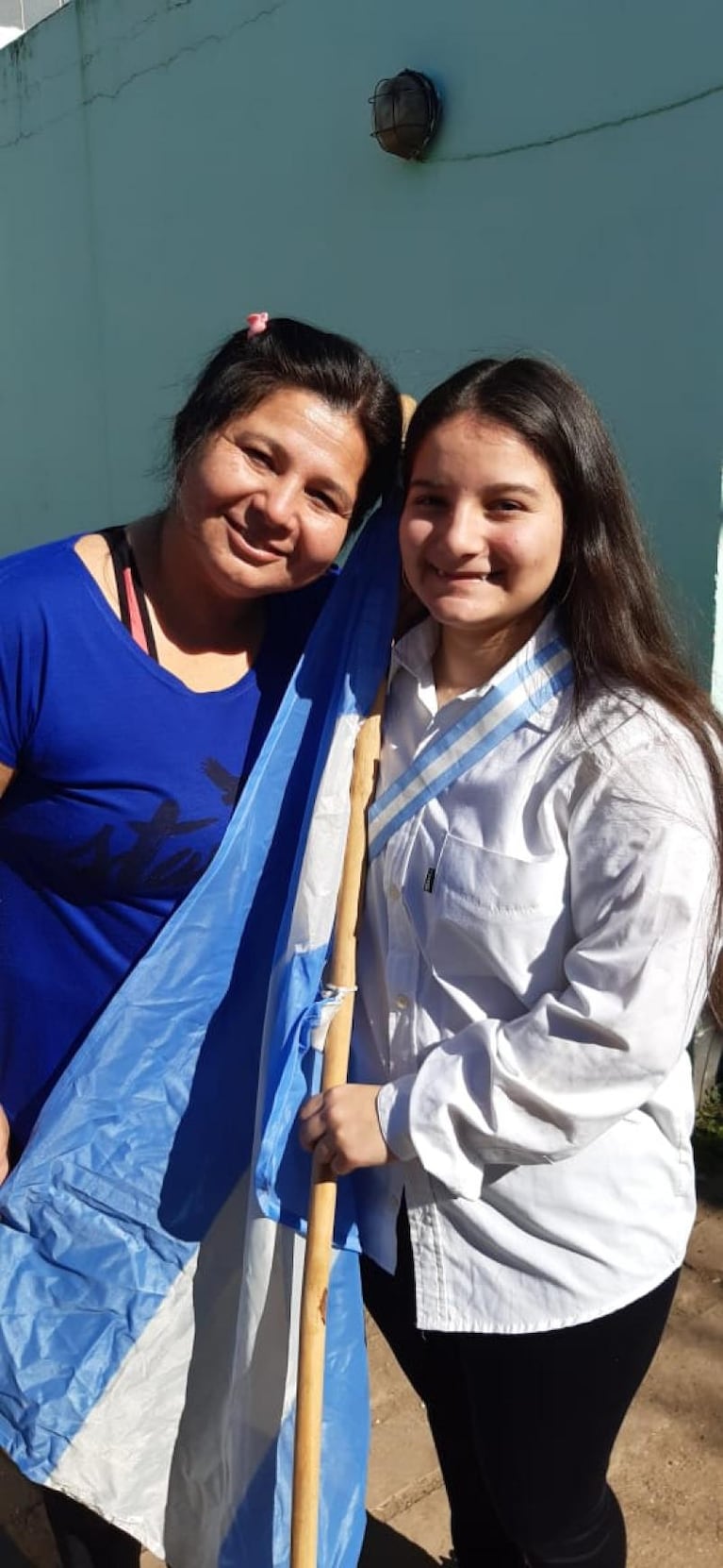 Por la cuarentena, nunca pudo llevar la bandera: su familia hizo el acto en su casa