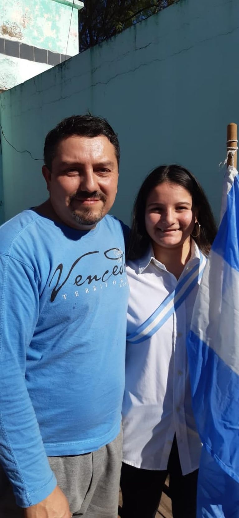 Por la cuarentena, nunca pudo llevar la bandera: su familia hizo el acto en su casa
