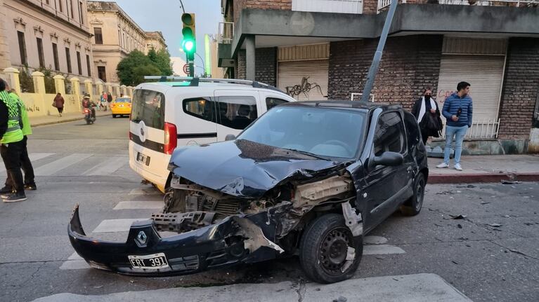 Por la fuerza del accidente se supone que alguno de los conductores pasó en rojo.