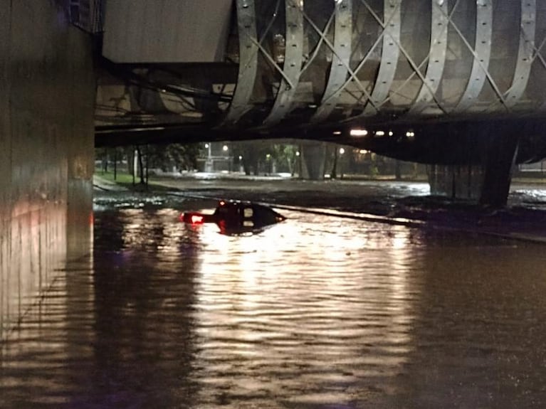 Por la lluvia, rescataron dos autos en Costanera: uno quedó sumergido