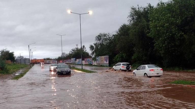 Por la tormenta, las calles se inundaron y una camioneta fue devorada por un pozo