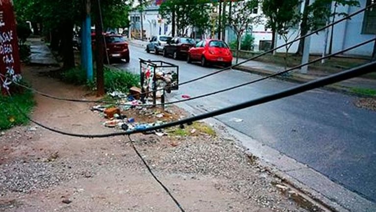 Por la tormenta, se cayó un poste de luz y los cables quedaron colgando