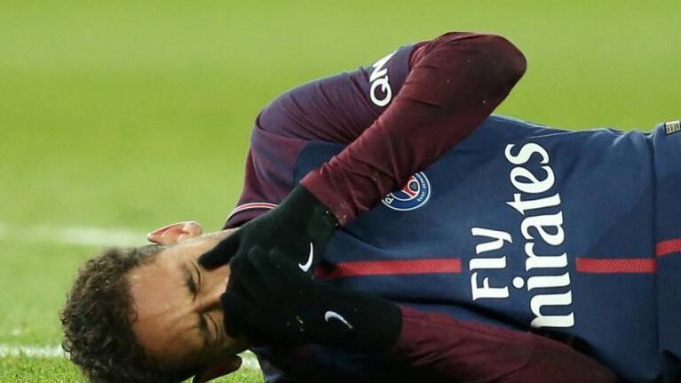 Por las dificultades para apoyar el pie, Neymar llegó a Brasil en silla de ruedas.