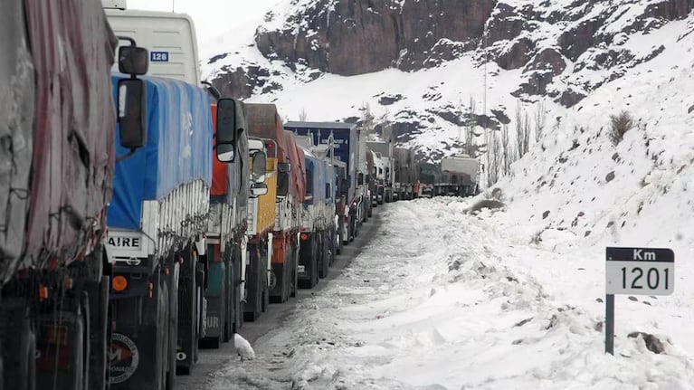 Por las intensas nevadas se cerró el Paso Internacional Cristo Redentor: hasta cuándo estará cortado