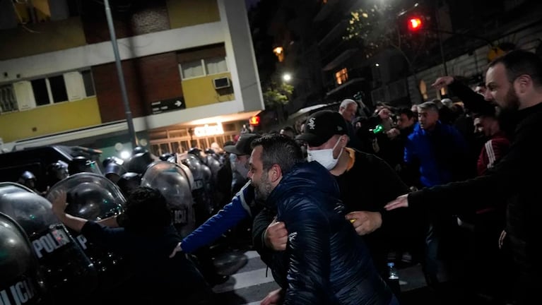 Por los disturbios hubo heridos y detenidos. (Foto: Clarín)