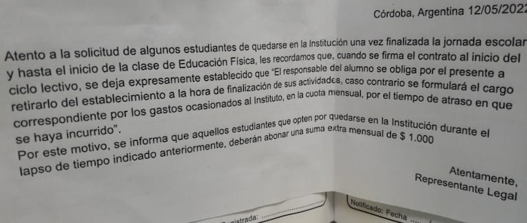 Por los robos, un colegio cobra mil pesos extra para que los alumnos esperen adentro