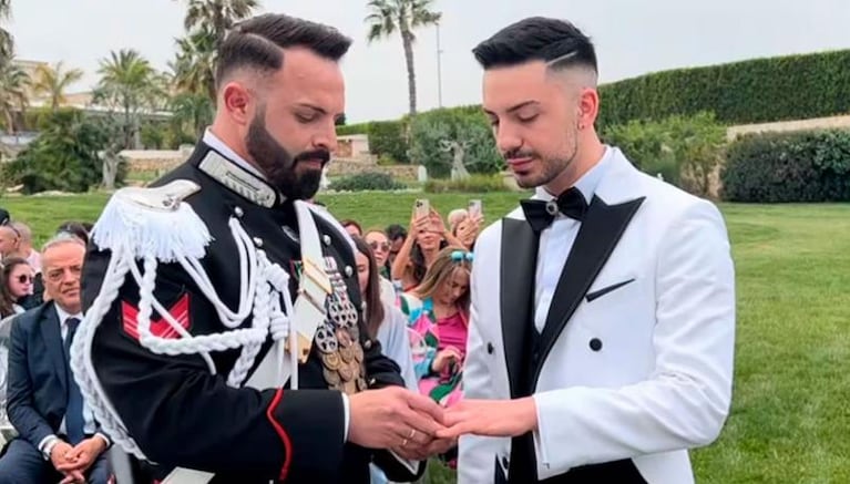 Por primera vez un militar homosexual se casó vistiendo su uniforme