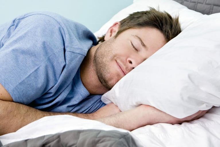 ¿Por qué es mejor dormir de costado?