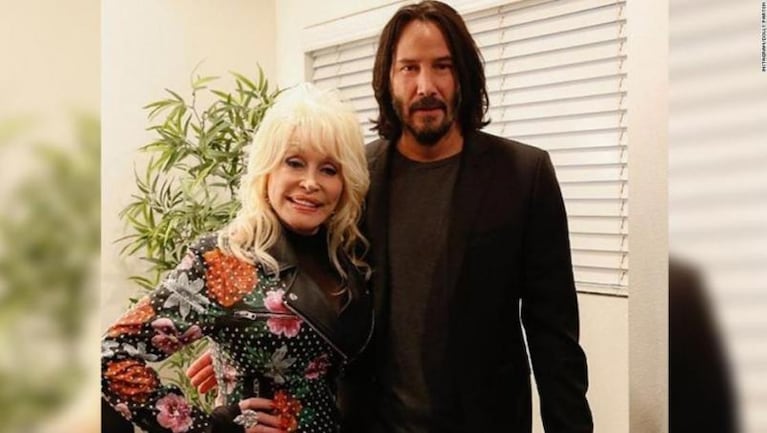 ¿Por qué Keanu Reeves no toca a las mujeres cuando se toma fotos?