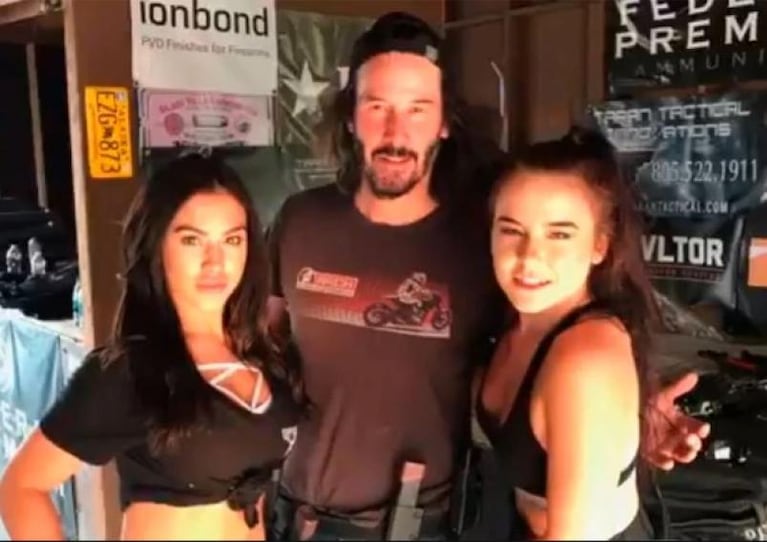 ¿Por qué Keanu Reeves no toca a las mujeres cuando se toma fotos?