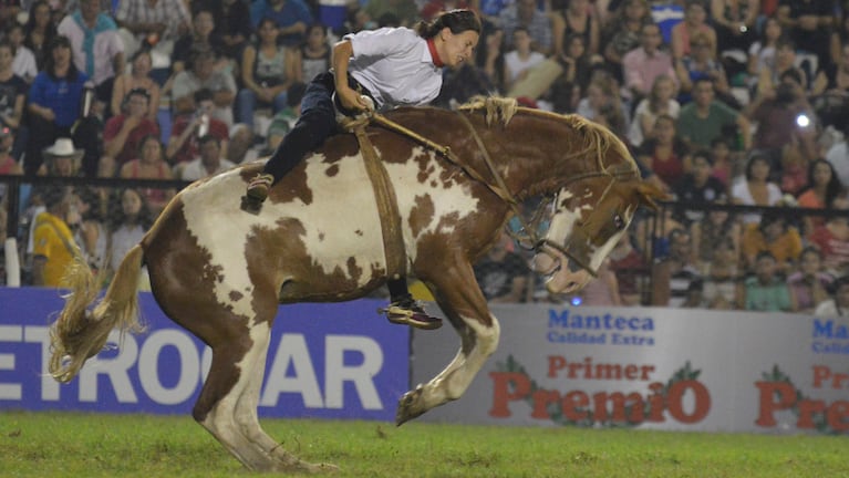 Por segundo año consecutivo, las mujeres tienen su espacio en el mundo de la doma. Fotos: Lucio Casalla/ElDoce.tv