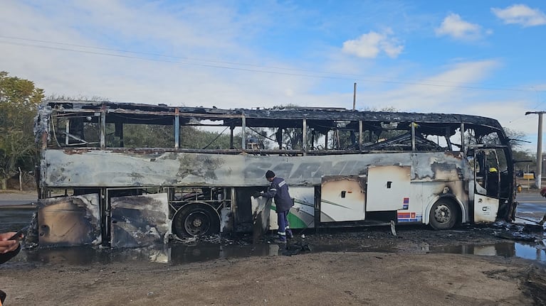 Por un desperfecto un colectivo se prendió fuego en una ruta de Córdoba.