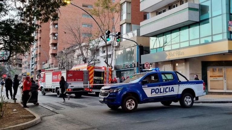 Por un incendio, evacuaron un edificio y asistieron a cuatro personas por inhalación de humo