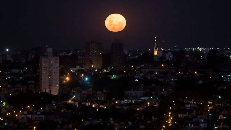 Por una ilusión óptica, se verá más grande y muy brillante.