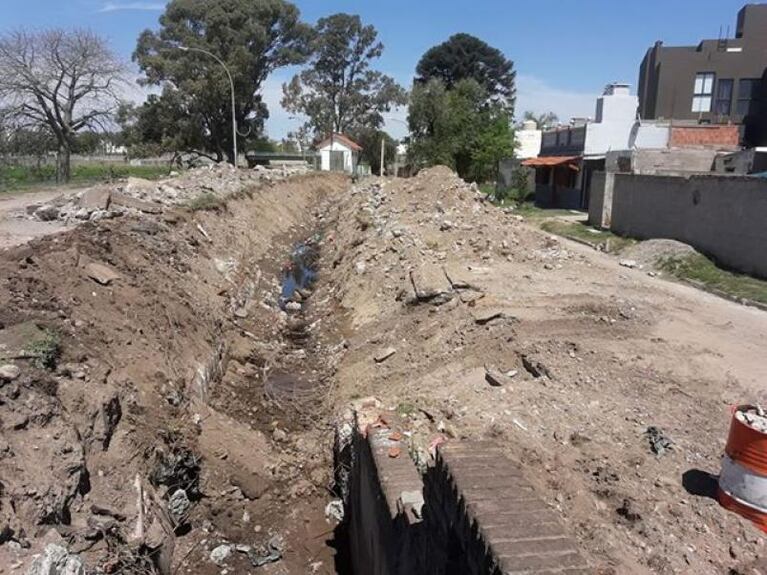 Por una obra frente a su casa, no puede sacar el auto hace un mes