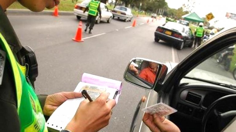 Portar el carnet de conducir y la póliza de seguro vigente seguirá siendo obligatorio.