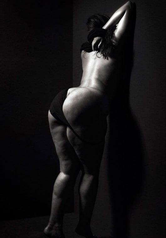 Posó desnuda y mostró sus celulitis. Foto: Mario Sorrenti/V Magazine