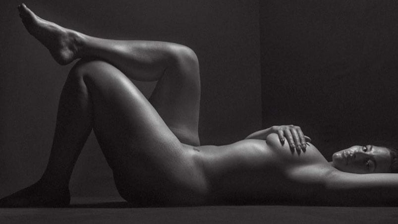 Posó desnuda y mostró sus celulitis. Foto: Mario Sorrenti/V Magazine