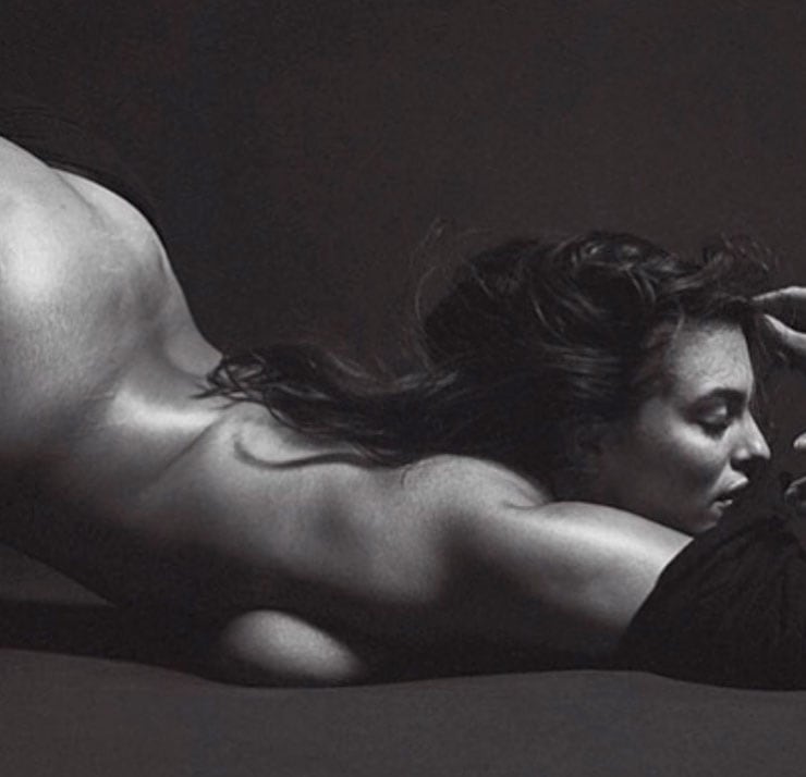 Posó desnuda y mostró sus celulitis. Foto: Mario Sorrenti/V Magazine