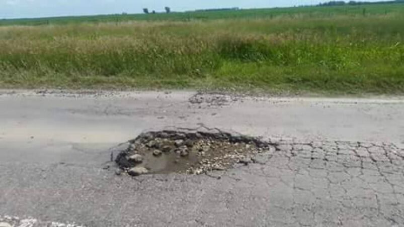 Pozos enormes provocaron un accidente y mucha bronca.