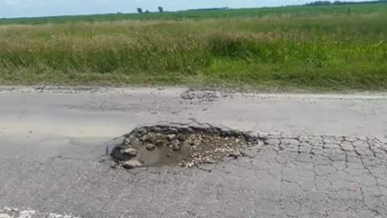 Pozos enormes provocaron un accidente y mucha bronca.