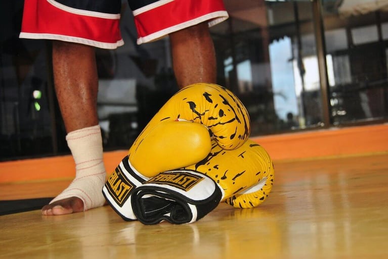 Practica MMA y redujo a dos menores que intentaron asaltarlo.