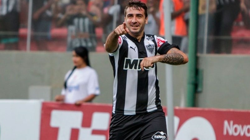 Pratto no para de hacer goles en Brasil y llamó la atención de Dunga.