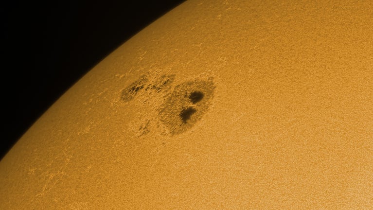 Preocupa una enorme mancha solar con “ojos” que apunta a la Tierra: los posibles impactos