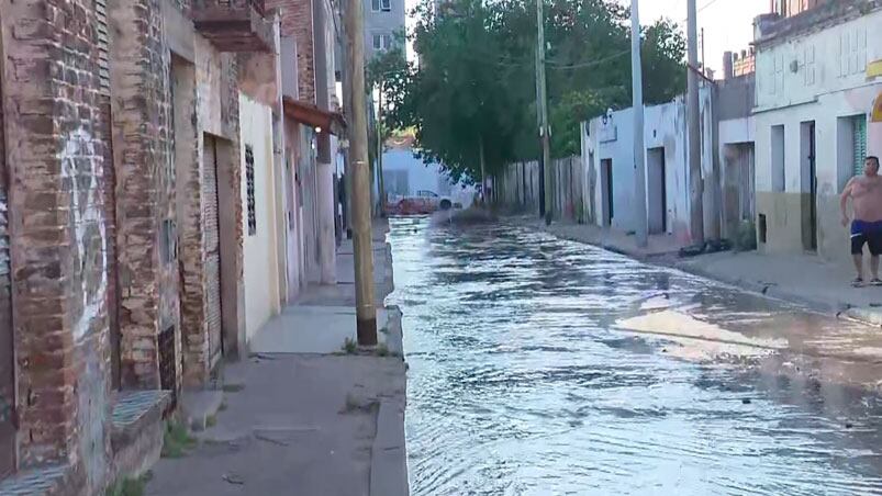 Preocupación por el desborde de cloacas en barrio Alberdi.