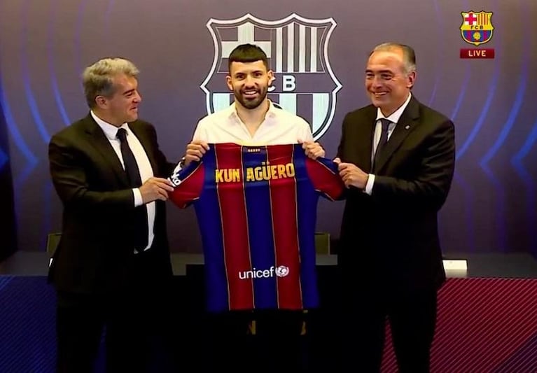 Presentaron al Kun Agüero en Barcelona: “Espero jugar acá con Messi”