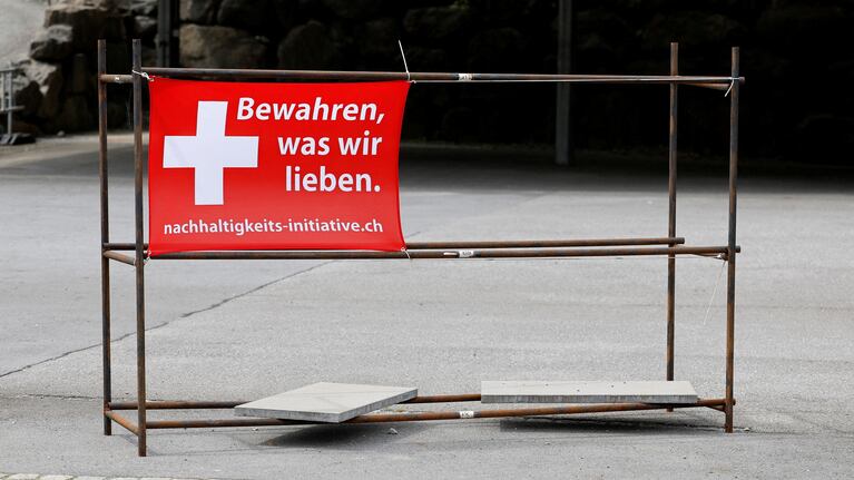 "Preservar lo que amamos", reza un cartel del partido de derecha de Suiza, a favor de establecer el límite de población en 10 millones de habitantes. REUTERS/Stefan Wermuth
