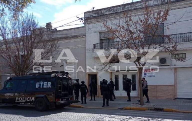 Presunto violador prófugo: detuvieron al padre y allanaron una iglesia evangélica