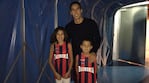 Prigioni recibió el homenaje junto a sus hijos. 