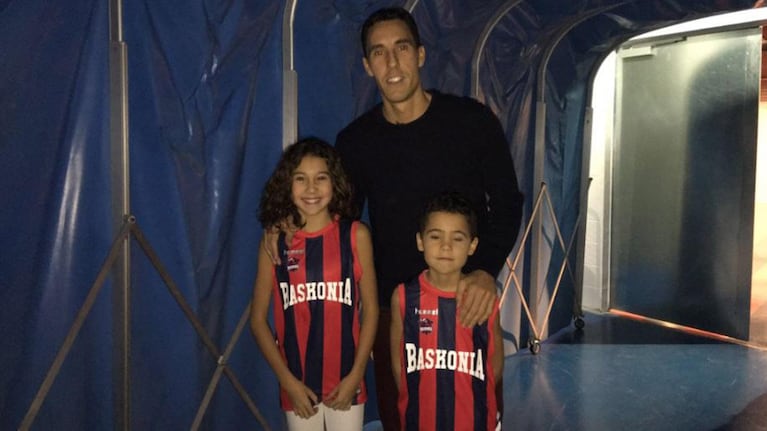 Prigioni recibió el homenaje junto a sus hijos.