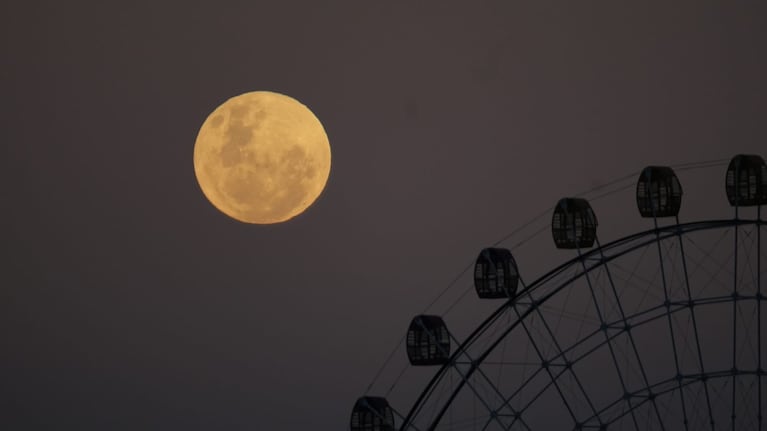 Primer prenilunio de invierno, conocido como Luna de fresa. Imagen tomada desde Pekos, en Carlos Paz.
