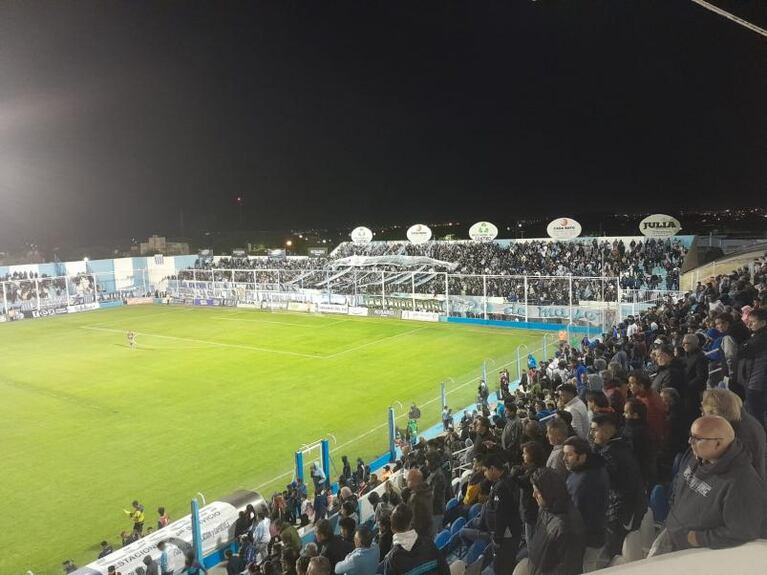 Primera Nacional: Racing perdió el invicto como local en su debut en Nueva Italia