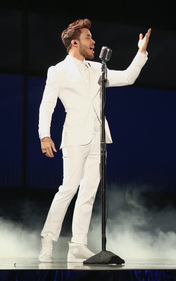 Prince Royce, vestido de blanco. Foto: LatinGrammy.