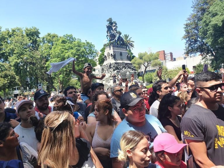 Promesa cumplida: Monada dio un show gratuito en la Plaza San Martin