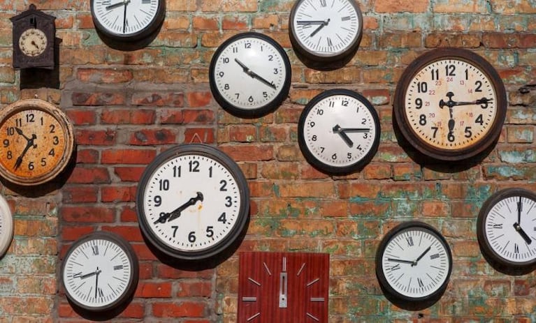 Proponen retrasar una hora los relojes en el país: cuándo sería y para qué