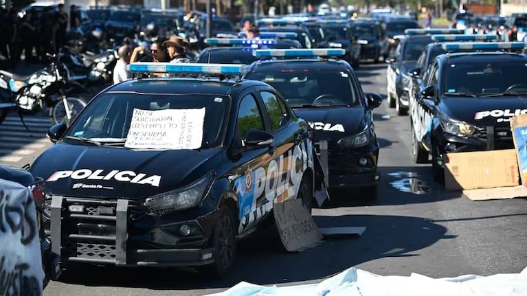 Protesta de policías frente a la jefatura de Rosario por bajos salarios y condiciones laborales.