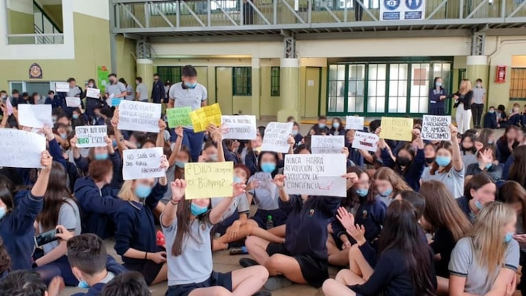 Protesta en el Colegio Parroquial San Francisco de Asis.