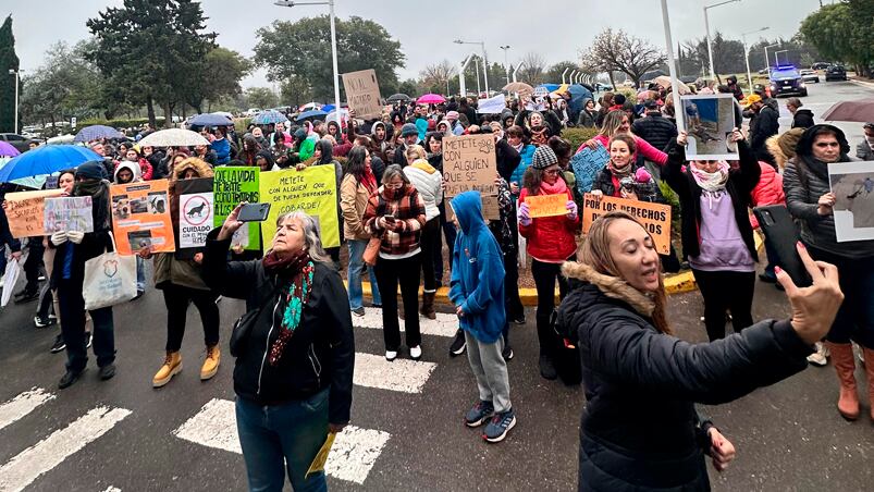 Protesta en Villa Allende por el falso veterinario que atacó a un perro.