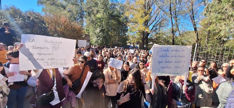 Protesta por denuncias por presuntos abusos de un cura menores de edad. Imagen: la Voz.