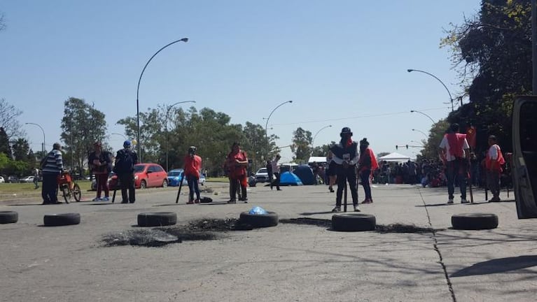 Protesta y acampe frente al ministerio de Desarrollo Social