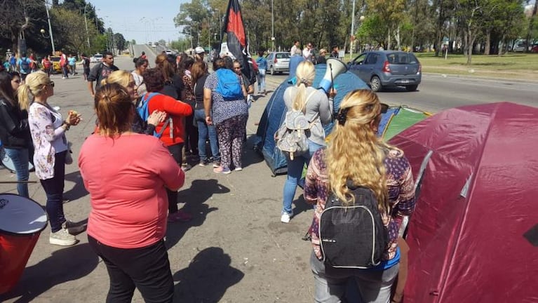 Protesta y acampe frente al ministerio de Desarrollo Social