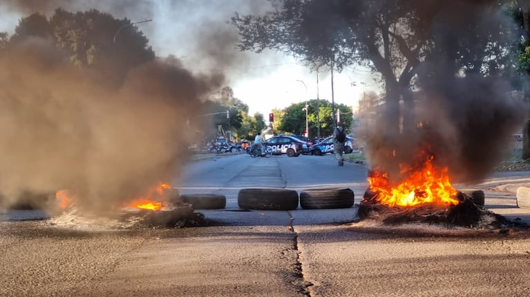 Protestas policiales en Rosario en reclamo por mejoras salariales.